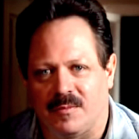 Tukli mushuk va oyoqlari Kuchli oqim bilan siyayotgan qizning fotosurati